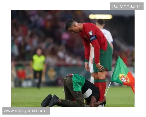 欧冠赛场惊现奇葩瞬间球迷冲入场内夺C罗球衣引热议 欧冠赛场惊现奇葩瞬间球迷冲入场内夺C罗球衣引热议